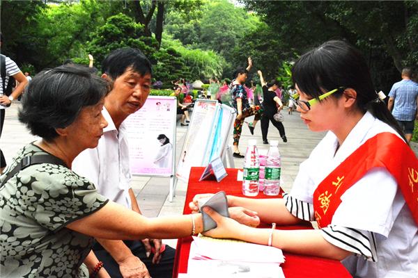 郴州市卫生计生委组织医务人员为群众开展健康宣传,咨询和义诊服务